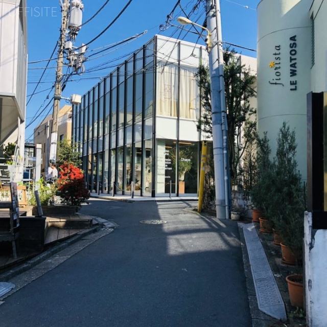 バルビゾン30 ビル前面道路