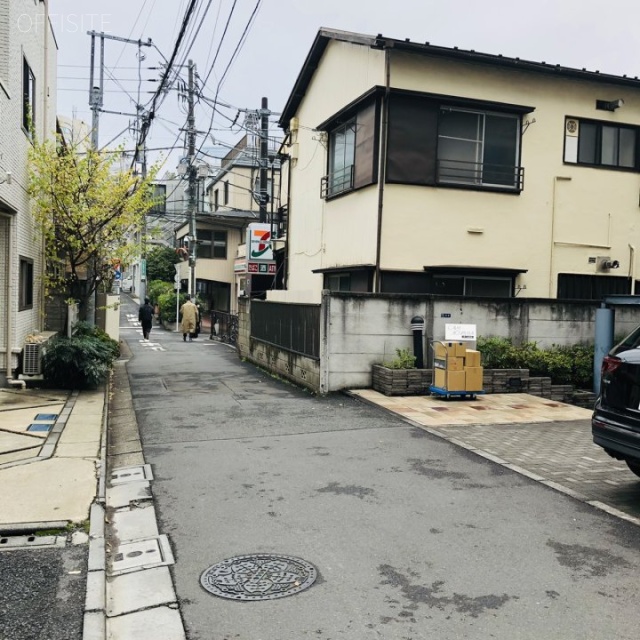 カーム青山 ビル前面道路