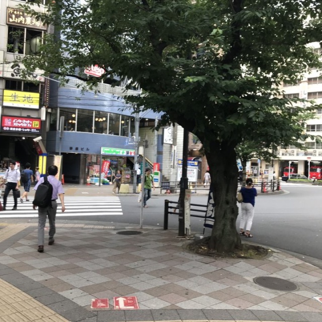 日暮里駅前ビル ビル前面道路