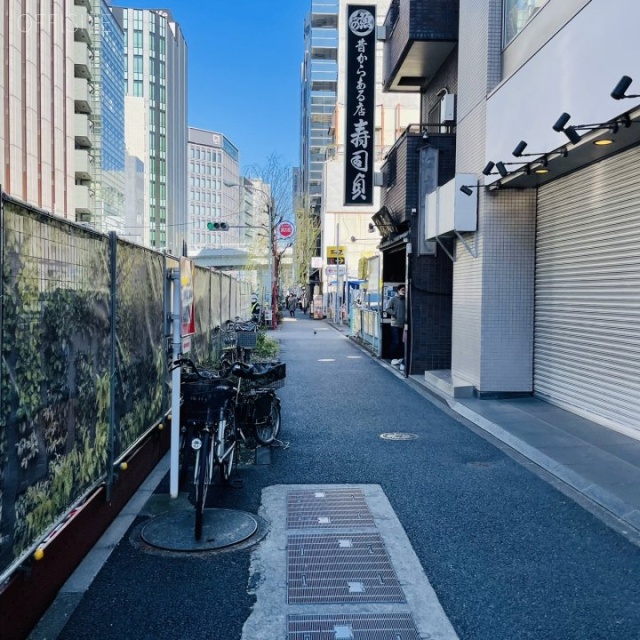 室町NSビル 前面歩道