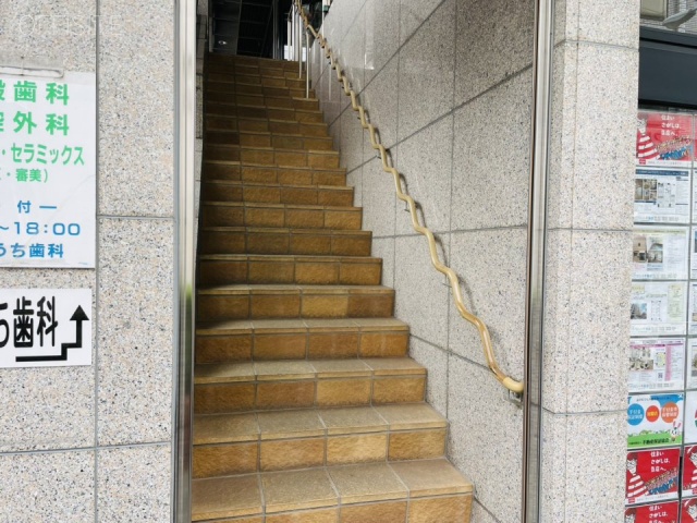 ディアハイム浅草　2Fへの専用階段