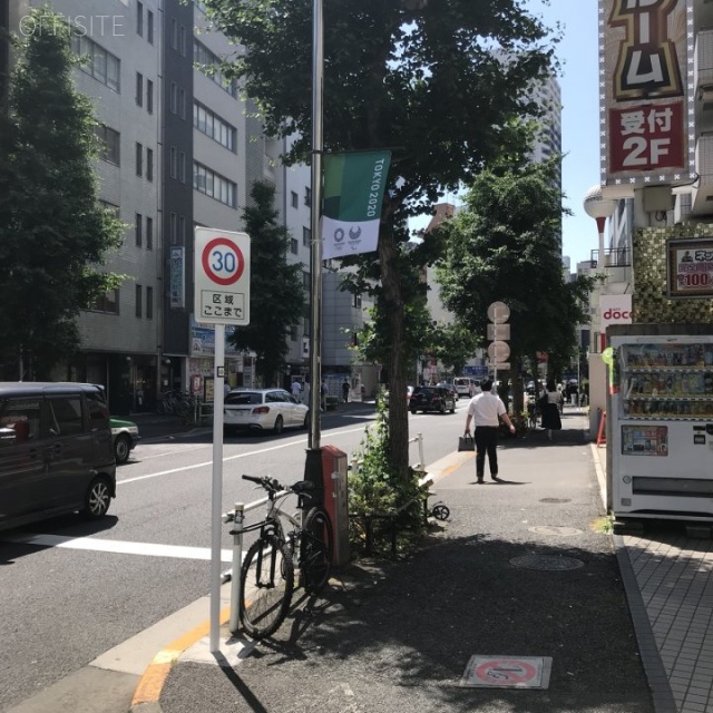 リー5ビル　ビル前面道路