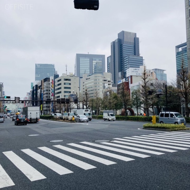 JRE西新宿テラス ビル前面道路