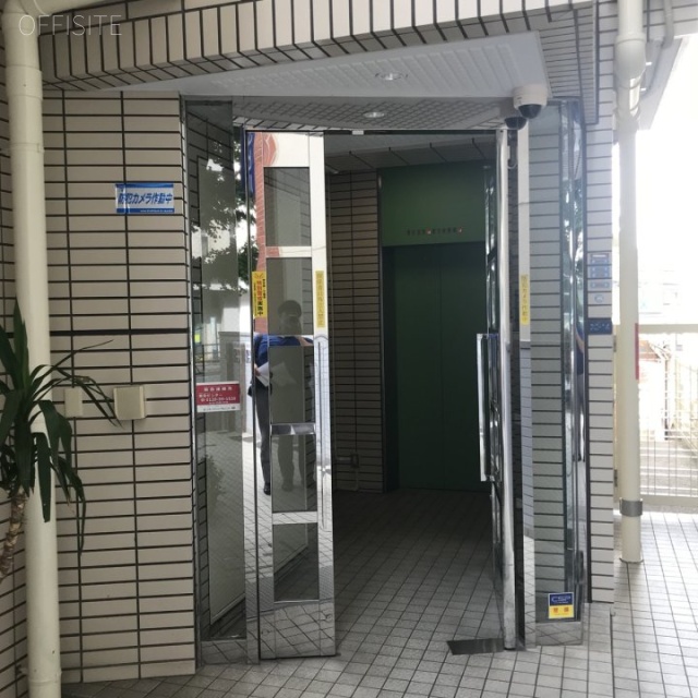 UKビル エントランス