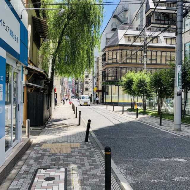 西山興業西新橋ビル ビル前面道路