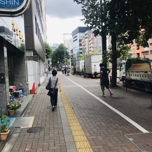 第3アマシンビル ビル前面道路