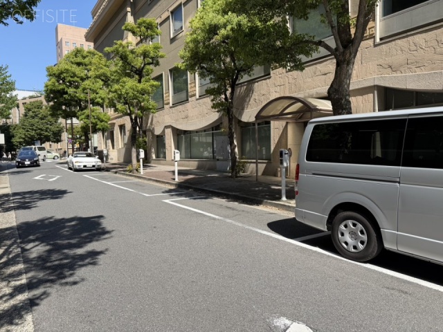 坂本ビル　前面に白枠駐車場