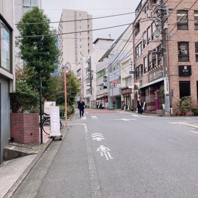 NOAAビル ビル前面道路