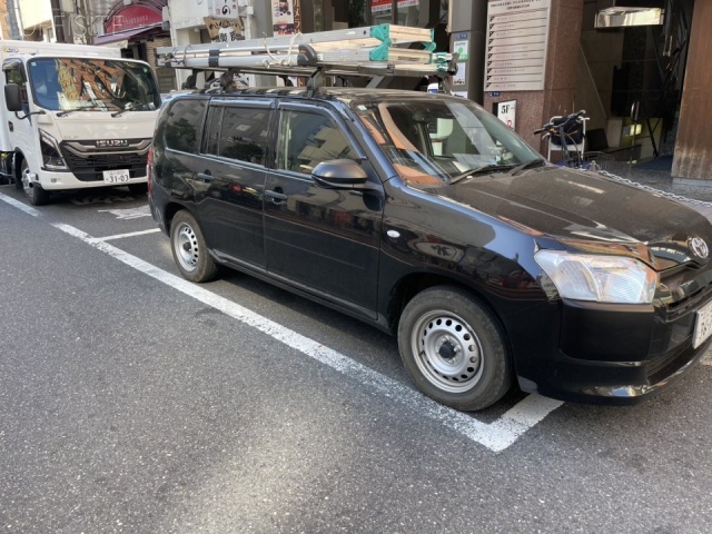 四鹿ビル 前面に白枠駐車場