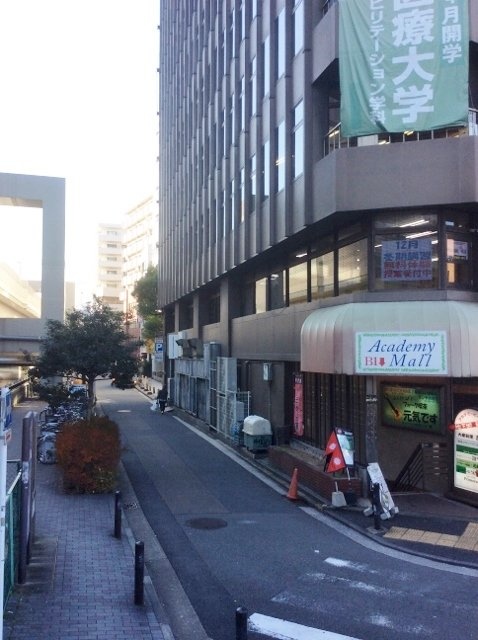 アカデミービル ビル周辺道路