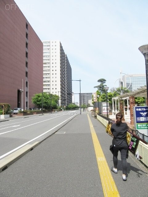 塚本千葉第5ビル ビル前面道路