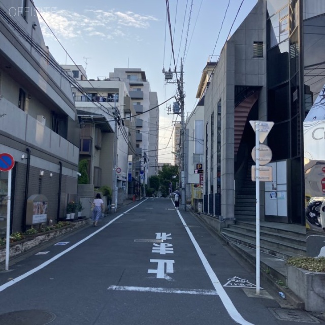 サンク成城 ビル前面道路