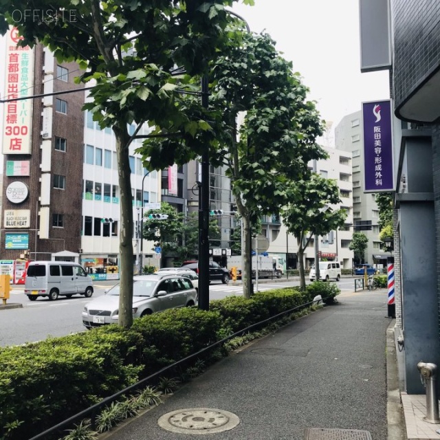 ロイクラトン四谷 ビル前面道路