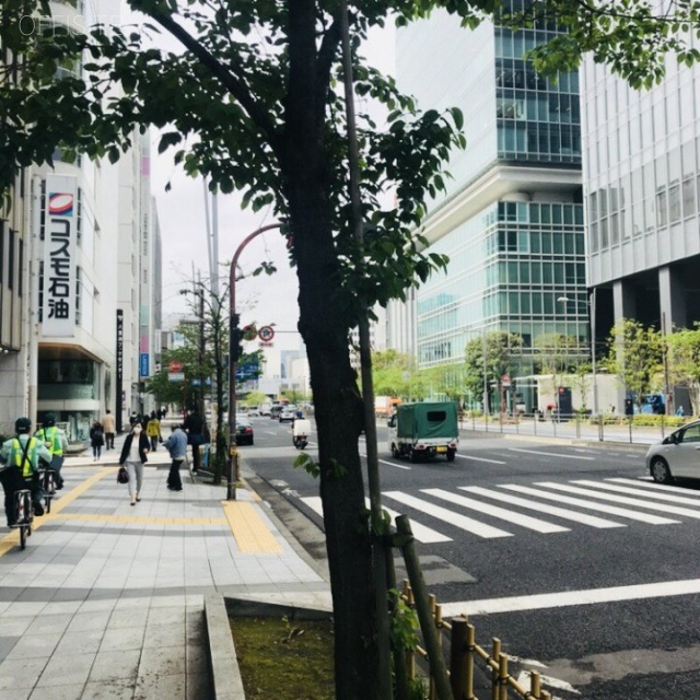 ユニゾ八重洲ビル ビル前面道路