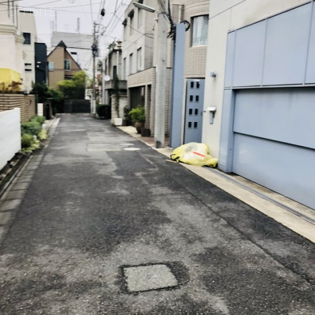 MAC青南マンション ビル前面道路