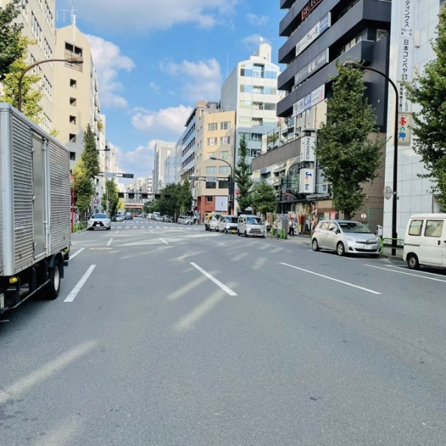 神田美須ビル　ビル前面道路