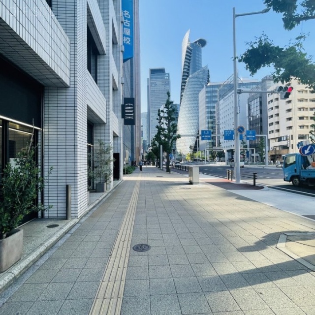 名南クリヤマビル 前面歩道