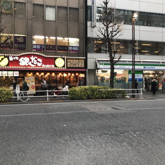 プルミエ西新宿ビル ビル前面道路