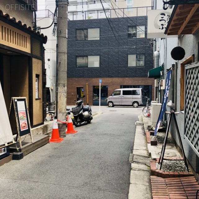 秀和ビル　ビル前面道路