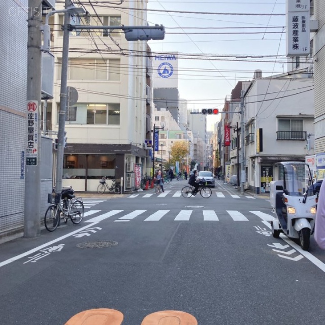 アローマ東上野 ビル前面道路