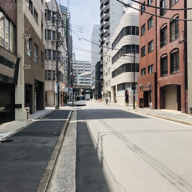 神三(じんさん)ビル ビル前面道路
