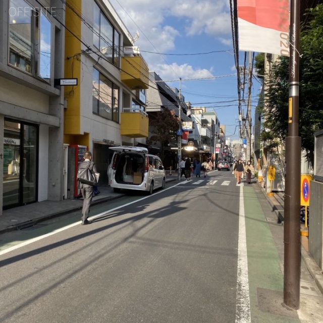 n-1 court ビル前面道路