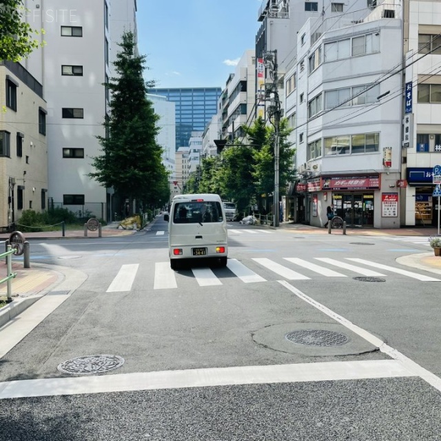 第二トミタビル ビル前面道路