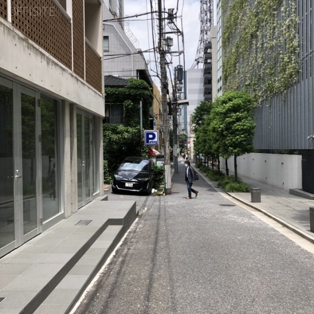 メイプルアーベント赤坂 ビル前面道路
