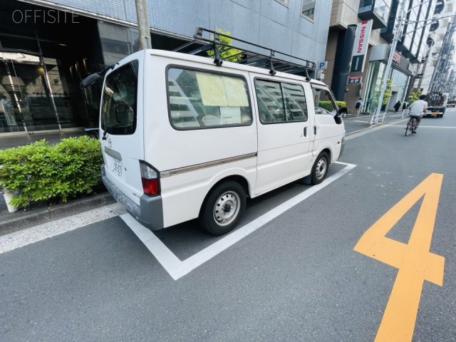 マタイビル　前面に白枠駐車場
