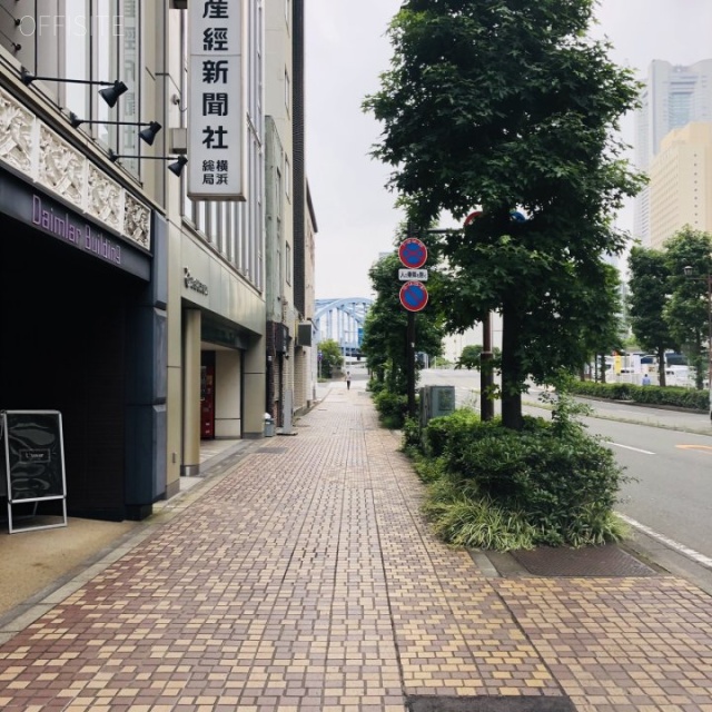 関内董友ビル ビル前面道路