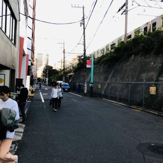 Oak Cabin(オークキャビン) ビル前面道路