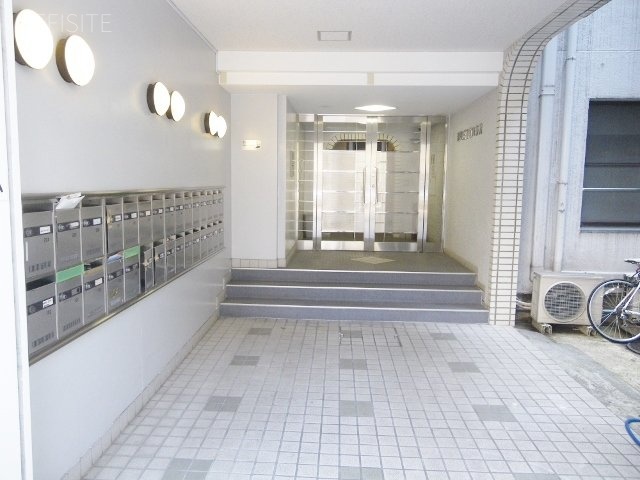 麹町三丁目ハウス エントランス