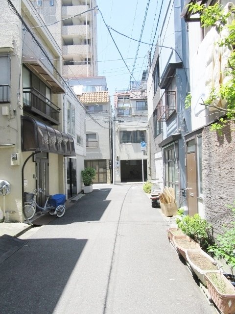 佐竹SHビル ビル前面道路