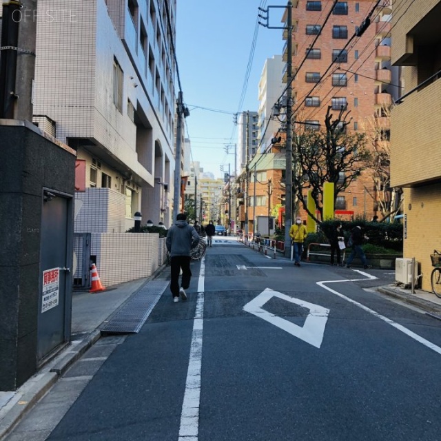 新宿ガーデンビル ビル前面道路