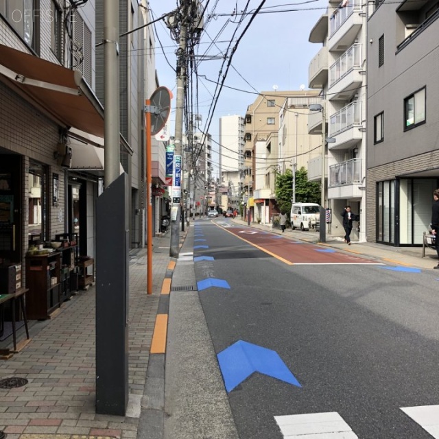 高輪貸店舗 ビル前面道路