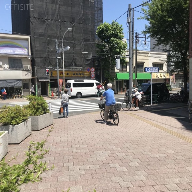 新宿ユーエストビル ビル前面道路