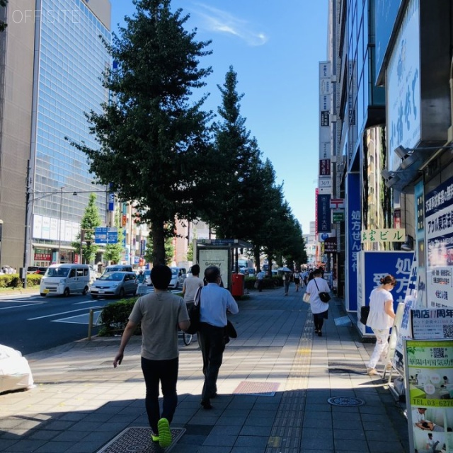 新宿島津ビル ビル前面道路