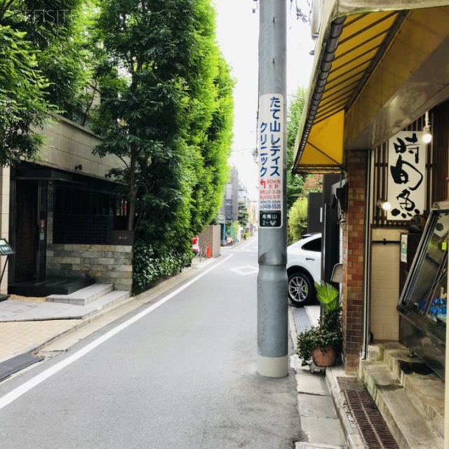 魚仙ビル ビル前面道路