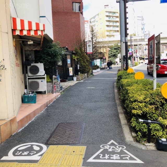 ニュー外苑ハイツ 前面歩道