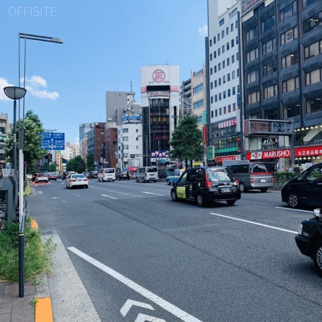 岡崎ビル 前面は新宿通り