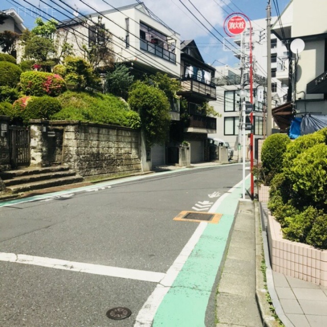 富ヶ谷小川ビル ビル前面道路