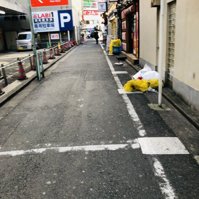 東駒ビル ビル前面道路