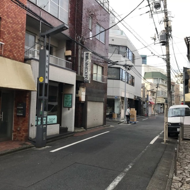日興パレス外苑 ビル前面道路