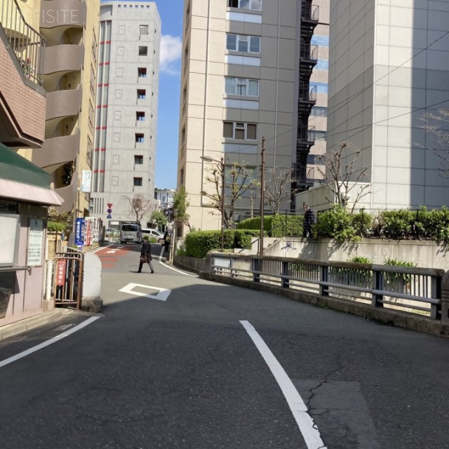 エビスアワヤビル　ビル前面道路