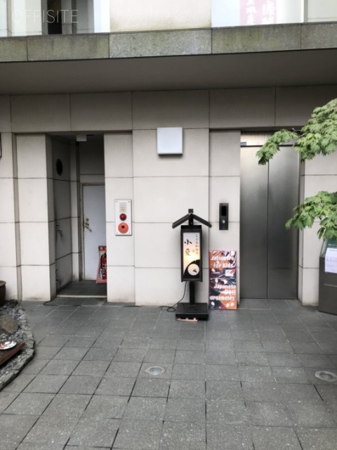 アオヤマアールナツノビル エントランス