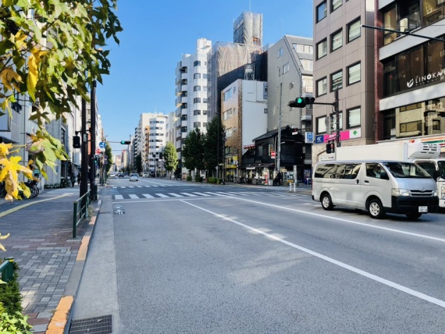 貝原ビル　前面に春日通り