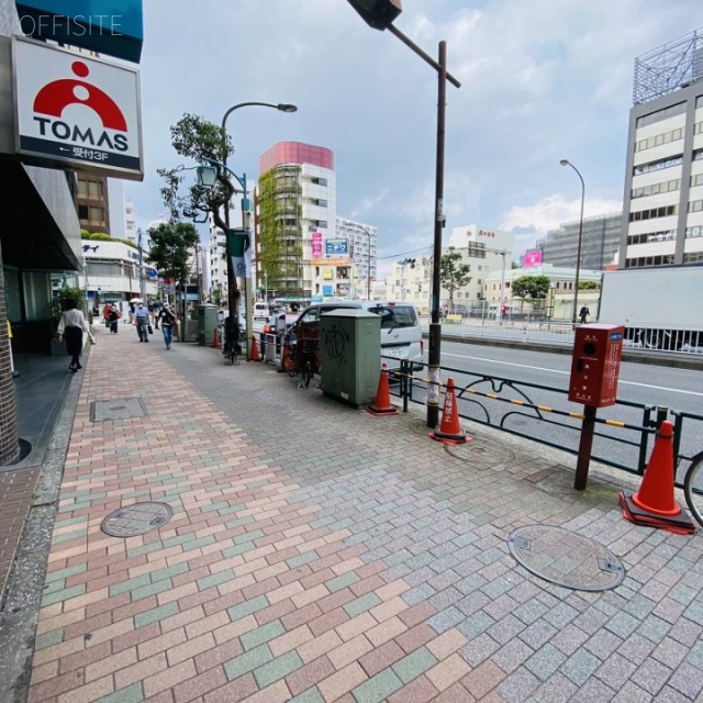 サンフェリスタ目黒 ビル前面道路