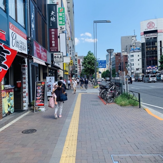 岡崎ビル ビル前面道路