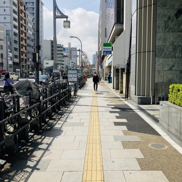 日新上野ビル 前面歩道