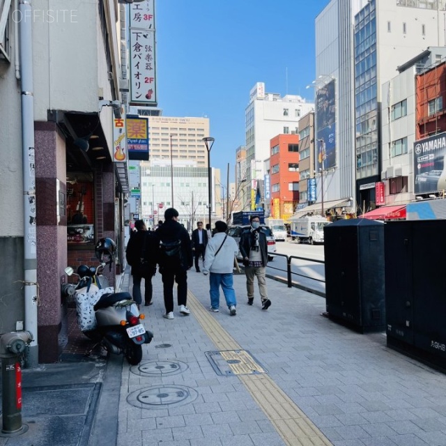 ニュー駿河台ビル 前面歩道